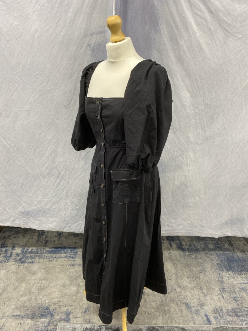 Lot 129  
            Edinburgh SR20 - Delivery Only 

                
GANNI TOPSTITCHED MIDI DRESS IN BLACK ORGANIC COTTON NO SIZE: LOCATION - RAIL 2