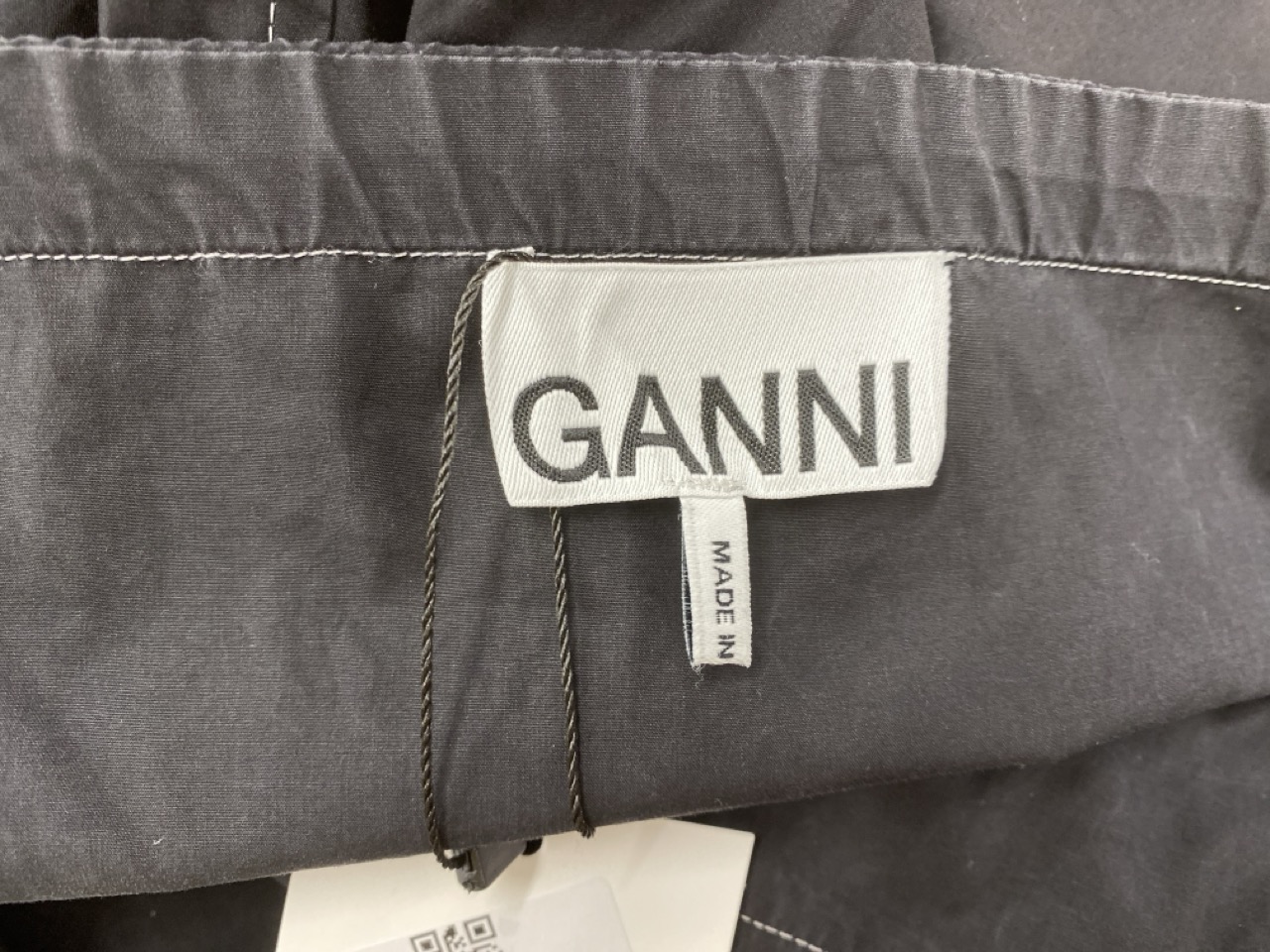 Lot 129  
            Edinburgh SR20 - Delivery Only 

                
GANNI TOPSTITCHED MIDI DRESS IN BLACK ORGANIC COTTON NO SIZE: LOCATION - RAIL 2