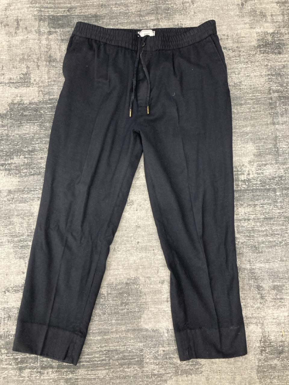 Lot 12  
            Edinburgh SR20 - Delivery Only 

                
AMI PARIS TROUSERS IN NAVY BLUE WOOL SIZE 44: LOCATION - RAIL 3