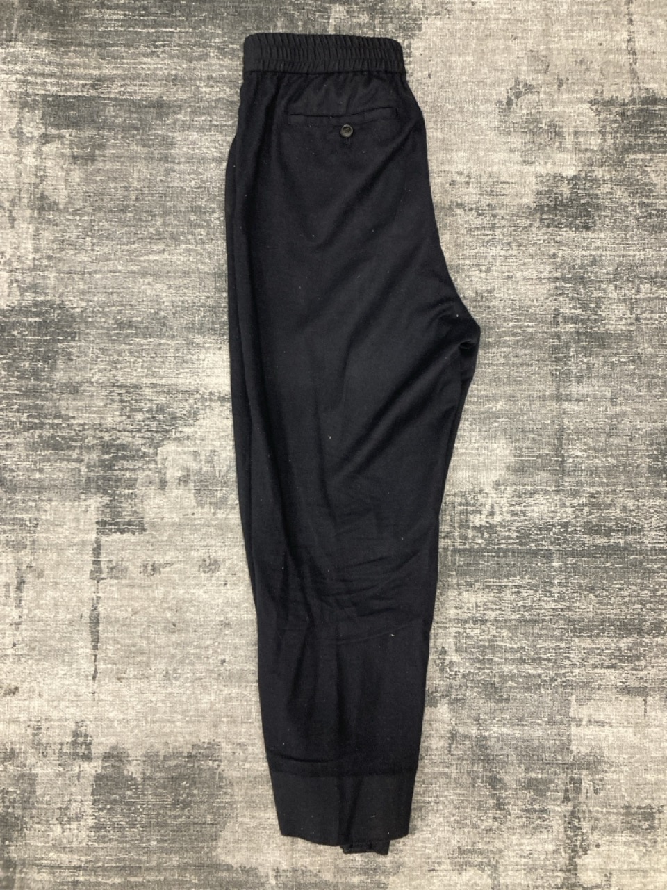 Lot 12  
            Edinburgh SR20 - Delivery Only 

                
AMI PARIS TROUSERS IN NAVY BLUE WOOL SIZE 44: LOCATION - RAIL 3