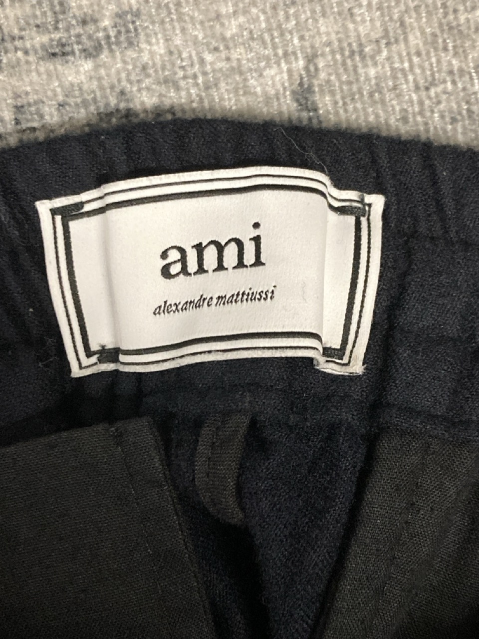 Lot 12  
            Edinburgh SR20 - Delivery Only 

                
AMI PARIS TROUSERS IN NAVY BLUE WOOL SIZE 44: LOCATION - RAIL 3