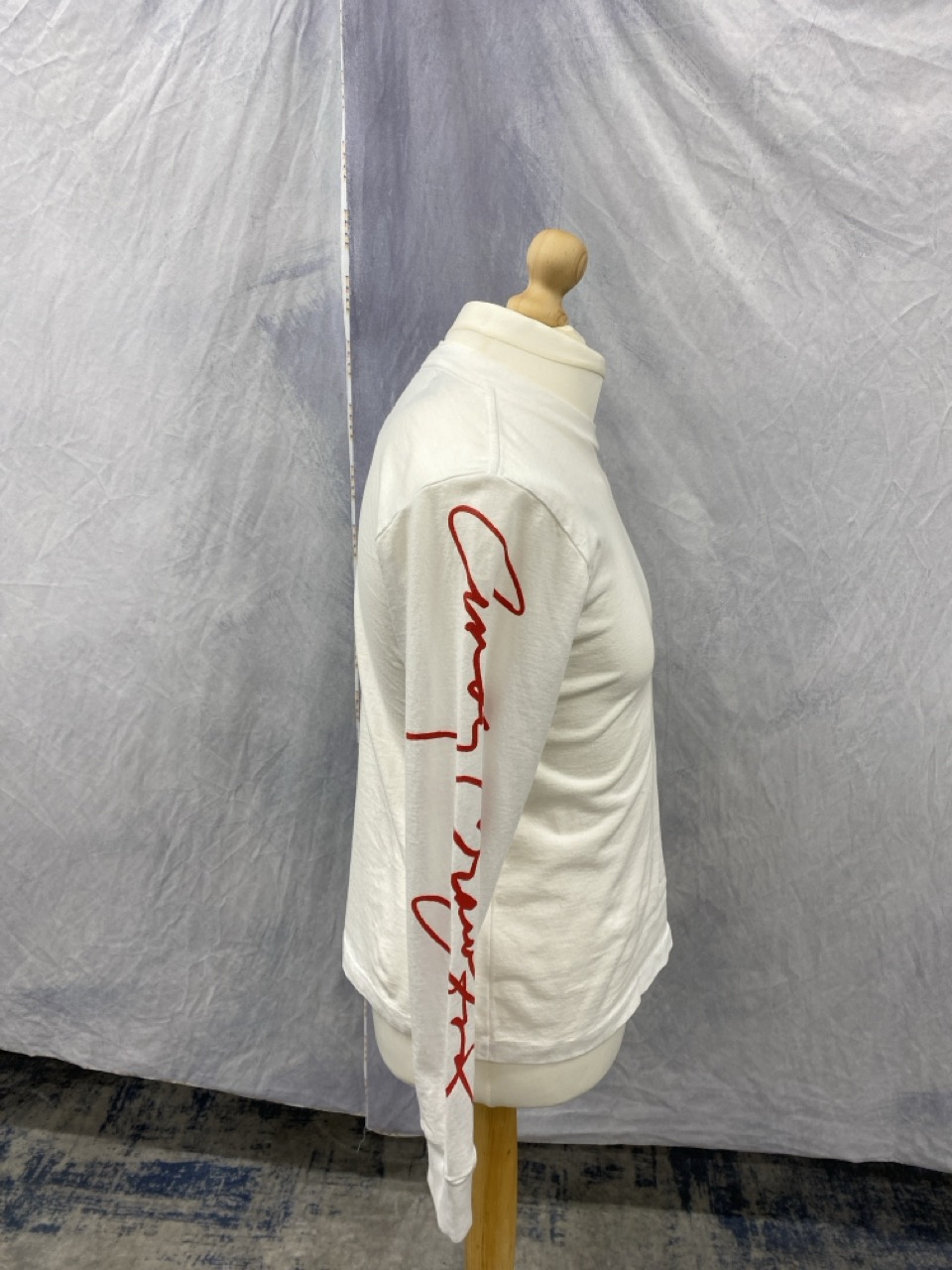 Lot 132  
            Edinburgh SR20 - Delivery Only 

                
RE/DONE X CINDY CRAWFORD CREWNECK SWEATSHIRT IN CREAM COTTON SIZE M: LOCATION - R...