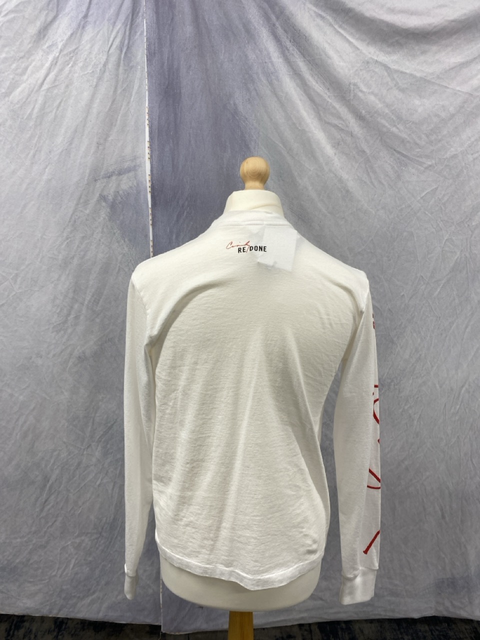 Lot 132  
            Edinburgh SR20 - Delivery Only 

                
RE/DONE X CINDY CRAWFORD CREWNECK SWEATSHIRT IN CREAM COTTON SIZE M: LOCATION - R...