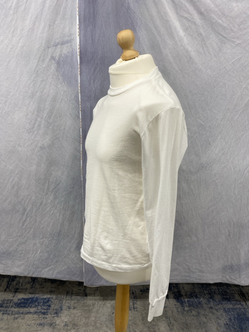 Lot 132  
            Edinburgh SR20 - Delivery Only 

                
RE/DONE X CINDY CRAWFORD CREWNECK SWEATSHIRT IN CREAM COTTON SIZE M: LOCATION - R...
