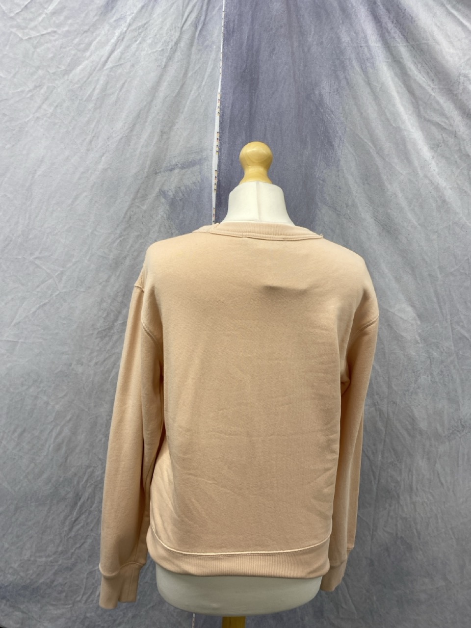 Lot 135  
            Edinburgh SR20 - Delivery Only 

                
ACNE STUDIOS FACE PATCH SWEATSHIRT IN PINK COTTON NO SIZE : LOCATION - RAIL 2
