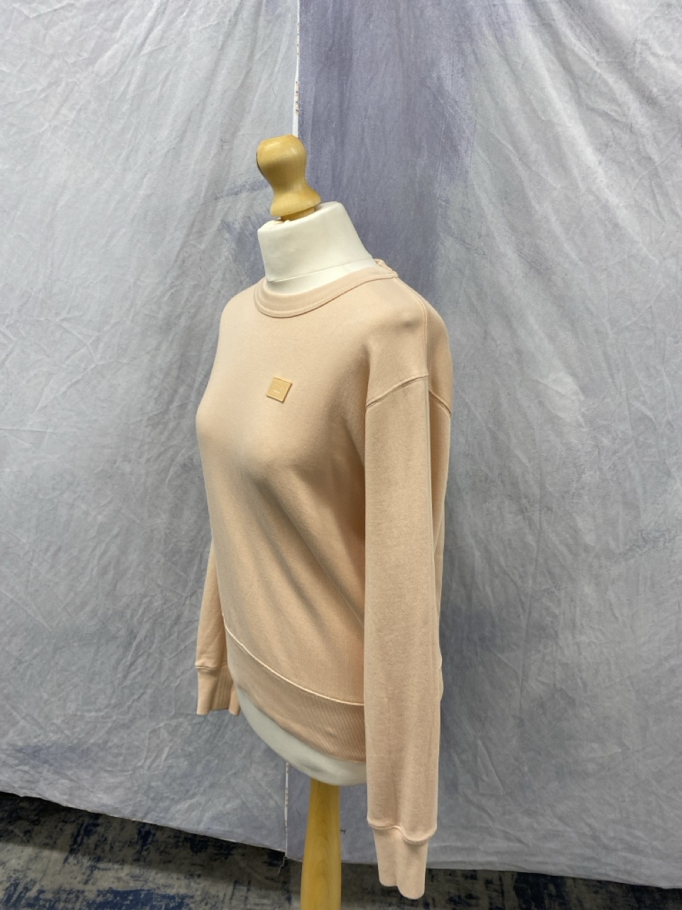 Lot 135  
            Edinburgh SR20 - Delivery Only 

                
ACNE STUDIOS FACE PATCH SWEATSHIRT IN PINK COTTON NO SIZE : LOCATION - RAIL 2