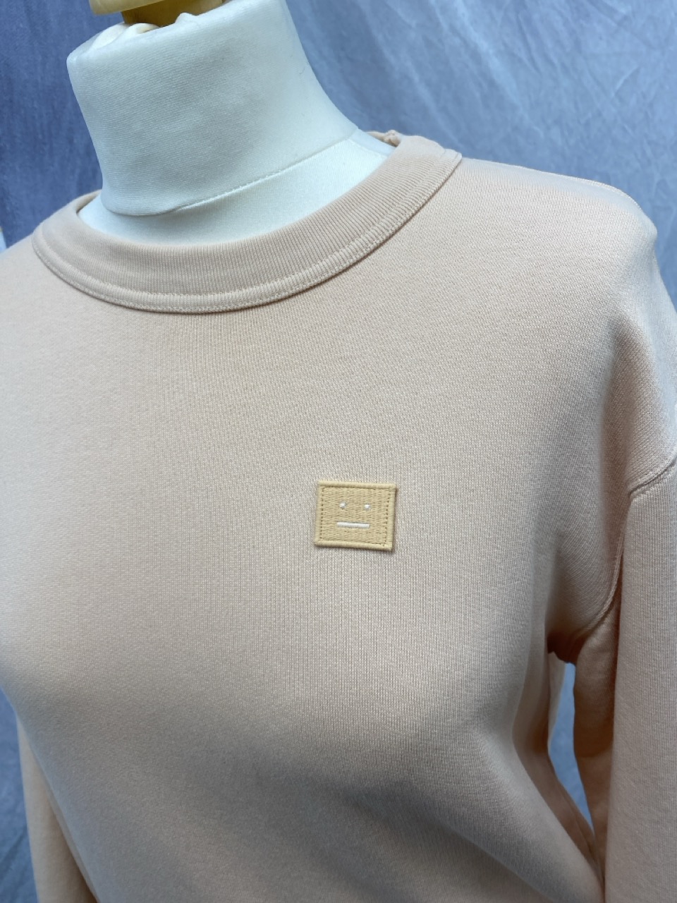 Lot 135  
            Edinburgh SR20 - Delivery Only 

                
ACNE STUDIOS FACE PATCH SWEATSHIRT IN PINK COTTON NO SIZE : LOCATION - RAIL 2