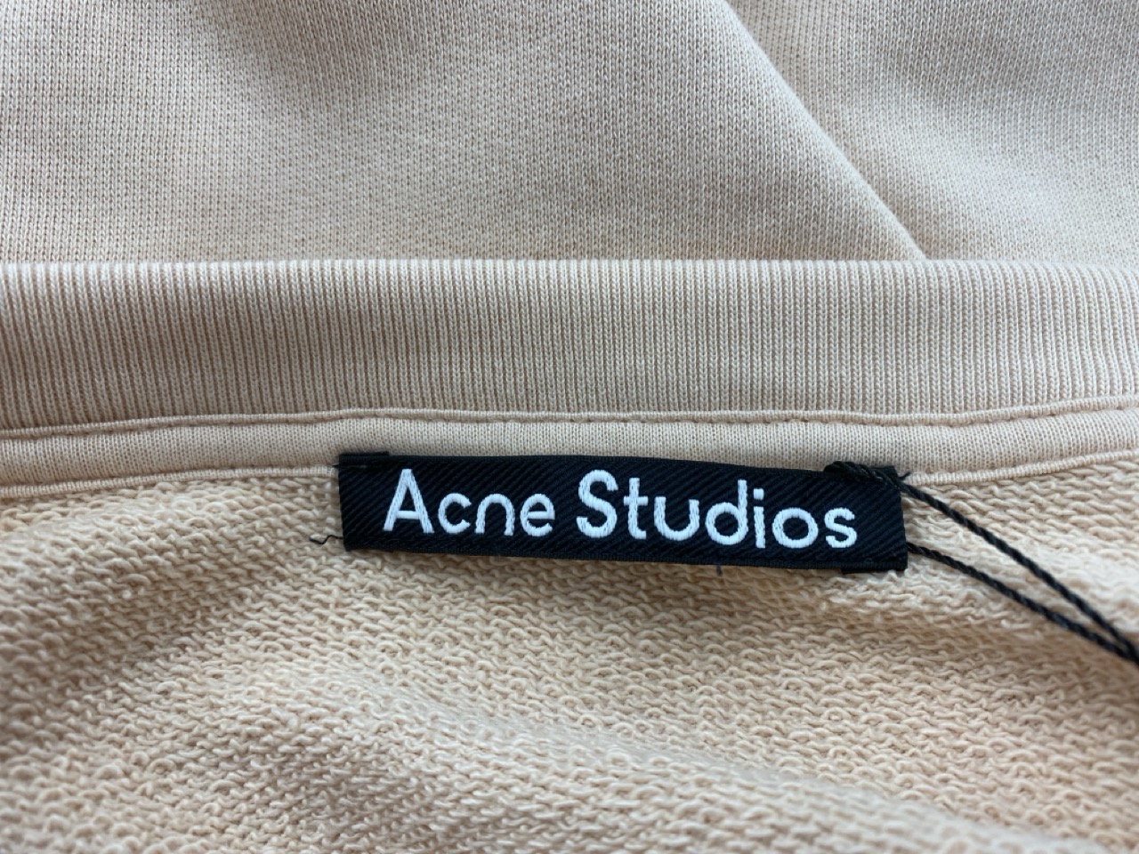 Lot 135  
            Edinburgh SR20 - Delivery Only 

                
ACNE STUDIOS FACE PATCH SWEATSHIRT IN PINK COTTON NO SIZE : LOCATION - RAIL 2