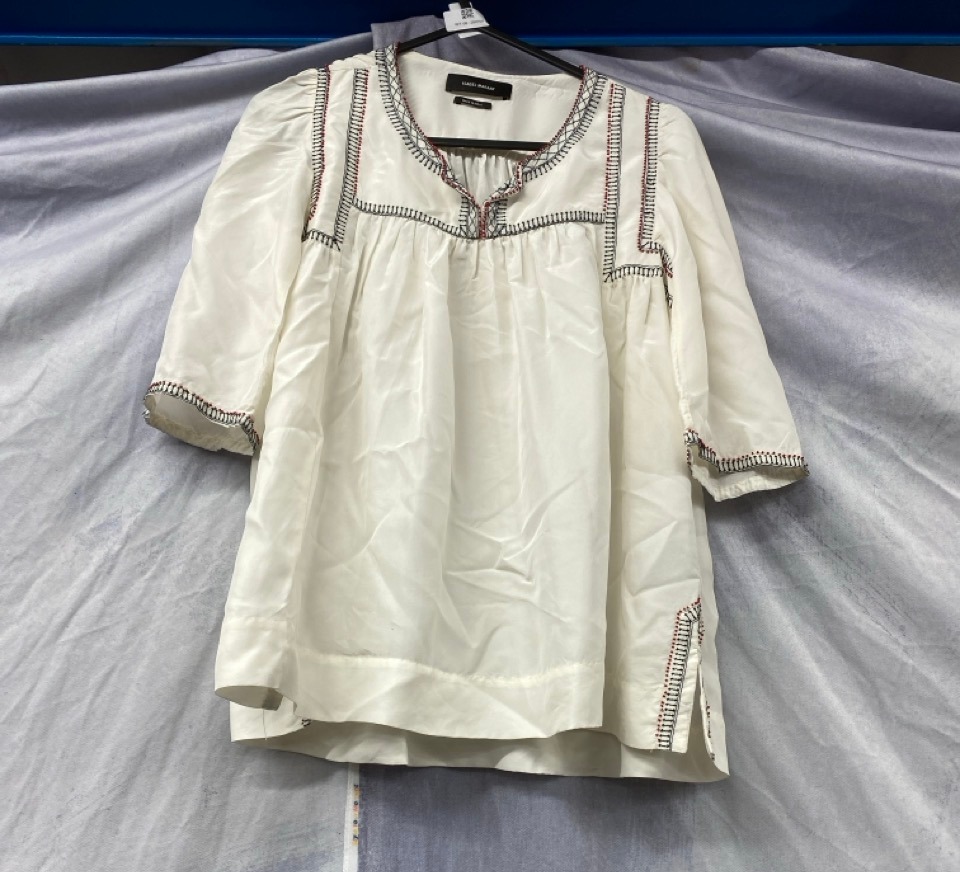 Lot 136  
            Edinburgh SR20 - Delivery Only 

                
ISABEL MARANT EMBROIDERED DETAIL BLOUSE IN WHITE SILK SIZE 36: LOCATION - RAIL 2