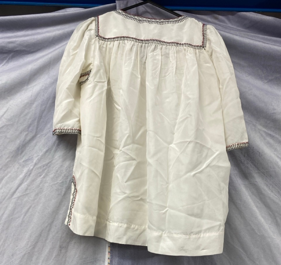 Lot 136  
            Edinburgh SR20 - Delivery Only 

                
ISABEL MARANT EMBROIDERED DETAIL BLOUSE IN WHITE SILK SIZE 36: LOCATION - RAIL 2