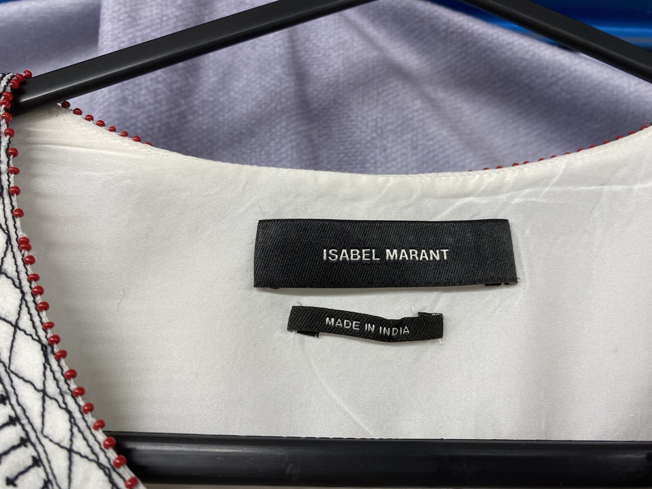 Lot 136  
            Edinburgh SR20 - Delivery Only 

                
ISABEL MARANT EMBROIDERED DETAIL BLOUSE IN WHITE SILK SIZE 36: LOCATION - RAIL 2