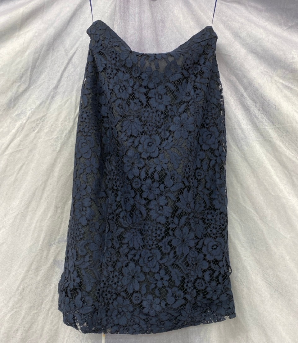 Lot 137  
            Edinburgh SR20 - Delivery Only 

                
JOSEPH MIDI PENCIL SKIRT IN NAVY BLUE RAYON LACE SIZE 40: LOCATION - RAIL 2