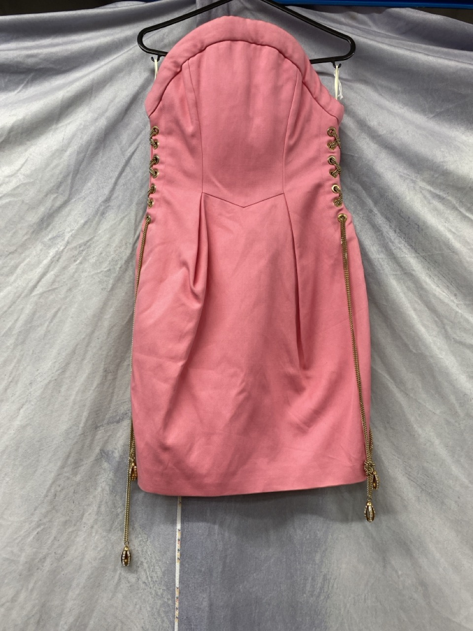Lot 138  
            Edinburgh SR20 - Delivery Only 

                
DSQUARED2 STRAPLESS DRESS WITH CHAIN DETAIL IN PINK RAMIE SIZE 40: LOCATION - RAIL 2
