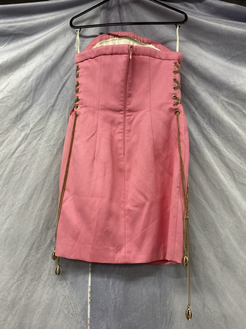 Lot 138  
            Edinburgh SR20 - Delivery Only 

                
DSQUARED2 STRAPLESS DRESS WITH CHAIN DETAIL IN PINK RAMIE SIZE 40: LOCATION - RAIL 2