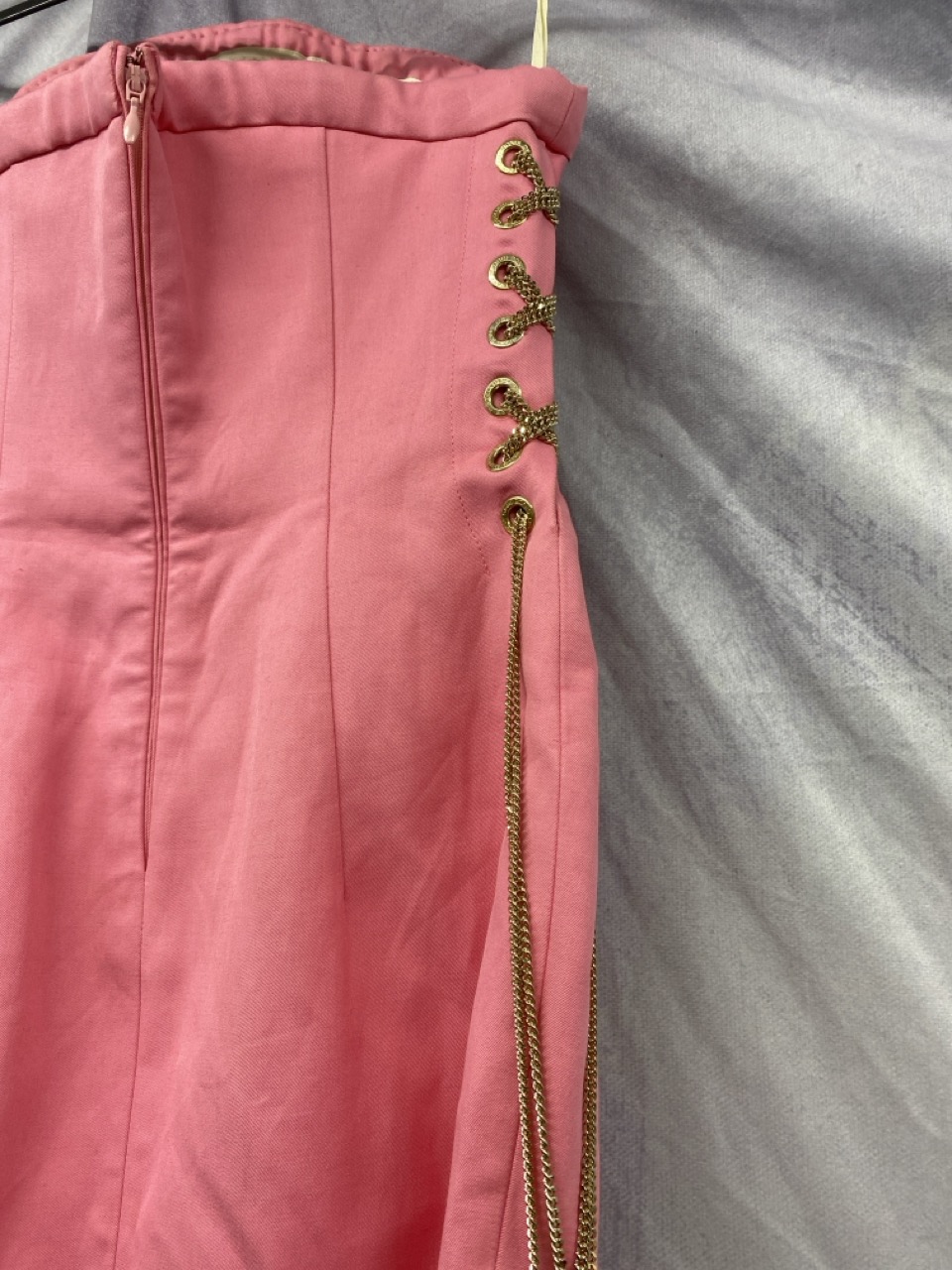 Lot 138  
            Edinburgh SR20 - Delivery Only 

                
DSQUARED2 STRAPLESS DRESS WITH CHAIN DETAIL IN PINK RAMIE SIZE 40: LOCATION - RAIL 2