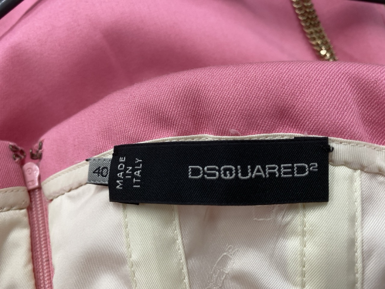 Lot 138  
            Edinburgh SR20 - Delivery Only 

                
DSQUARED2 STRAPLESS DRESS WITH CHAIN DETAIL IN PINK RAMIE SIZE 40: LOCATION - RAIL 2