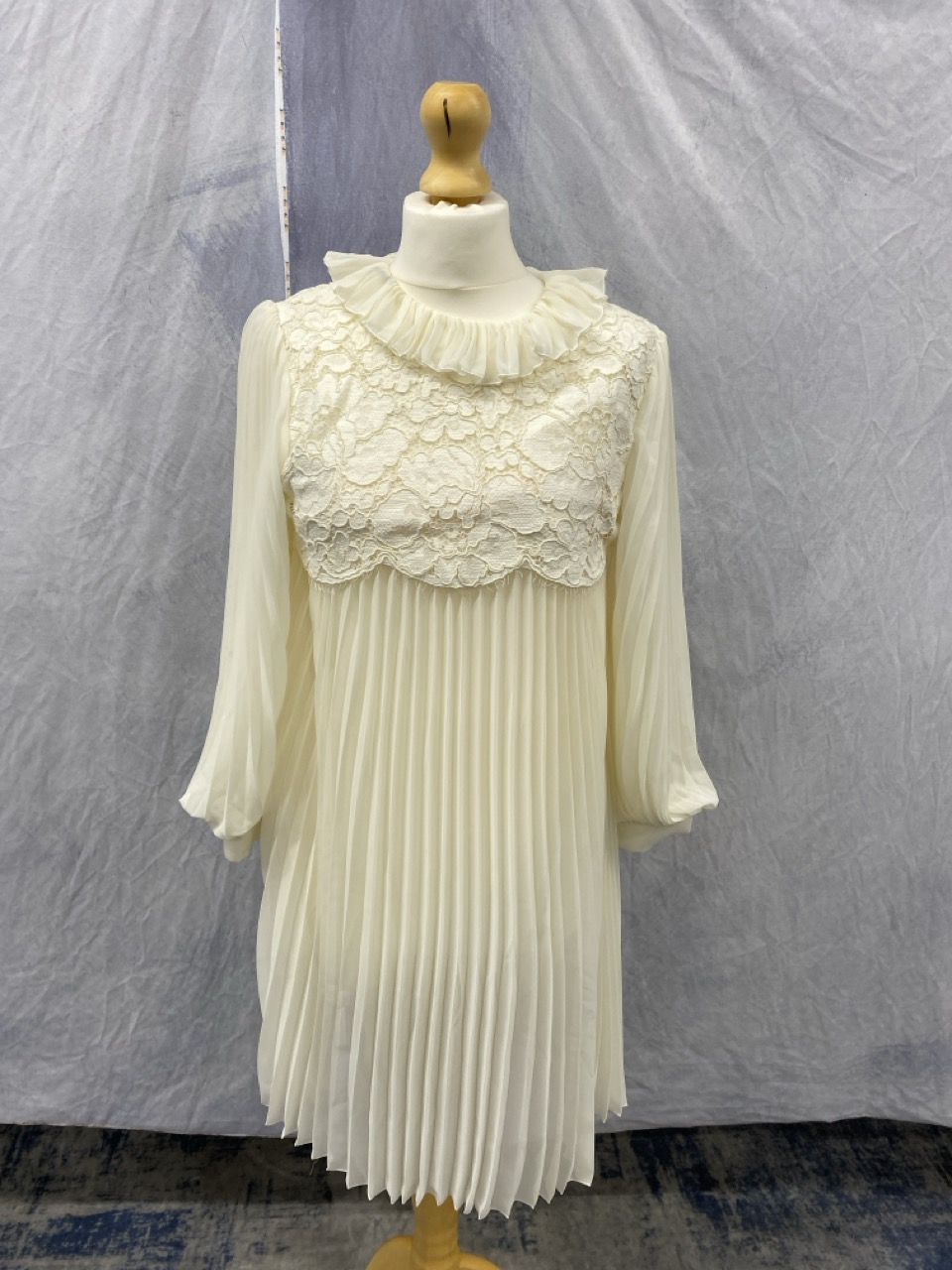 Lot 139  
            Edinburgh SR20 - Delivery Only 

                
PHILOSOPHY DI LORENZO SERAFINI LACE-PANELED PLEATED MINI DRESS IN WHITE POLYESTER...