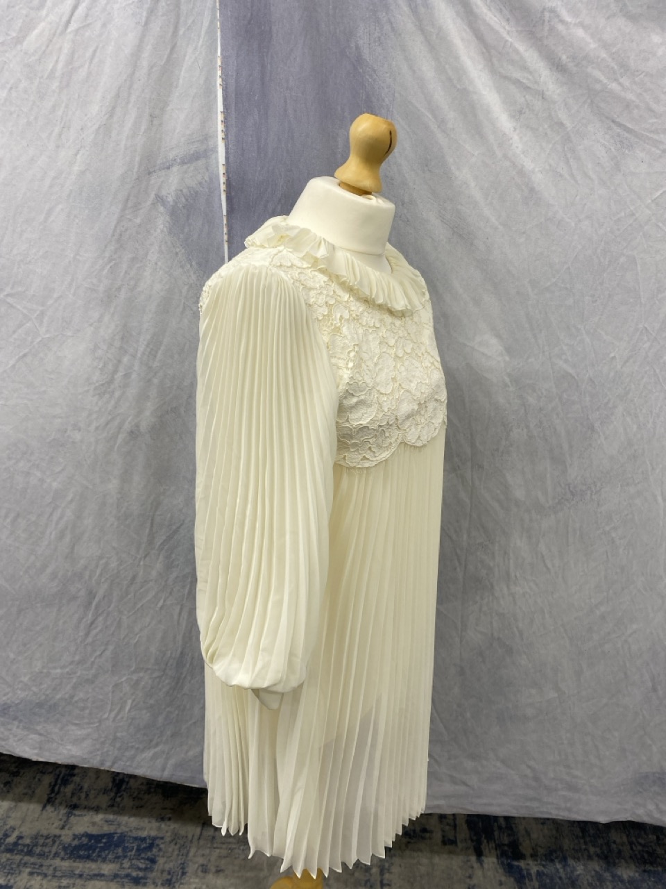 Lot 139  
            Edinburgh SR20 - Delivery Only 

                
PHILOSOPHY DI LORENZO SERAFINI LACE-PANELED PLEATED MINI DRESS IN WHITE POLYESTER...