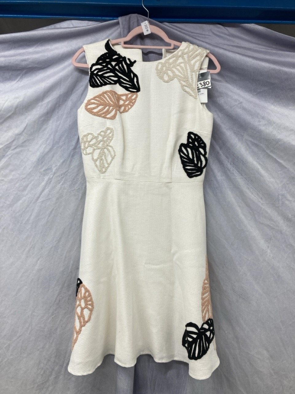Lot 13  
            Edinburgh SR20 - Delivery Only 

                
HUGO BOSS DYFERA EMBROIDERED DRESS IN WHITE RAMIE SIZE UK 8: LOCATION - RAIL 3