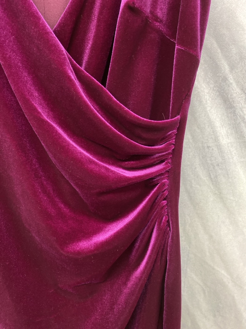Lot 140  
            Edinburgh SR20 - Delivery Only 

                
LAUREN RALPH LAUREN RUCHED WRAP-EFFECT VELVET SLEEVELESS DRESS IN PURPLE POLYESTE...