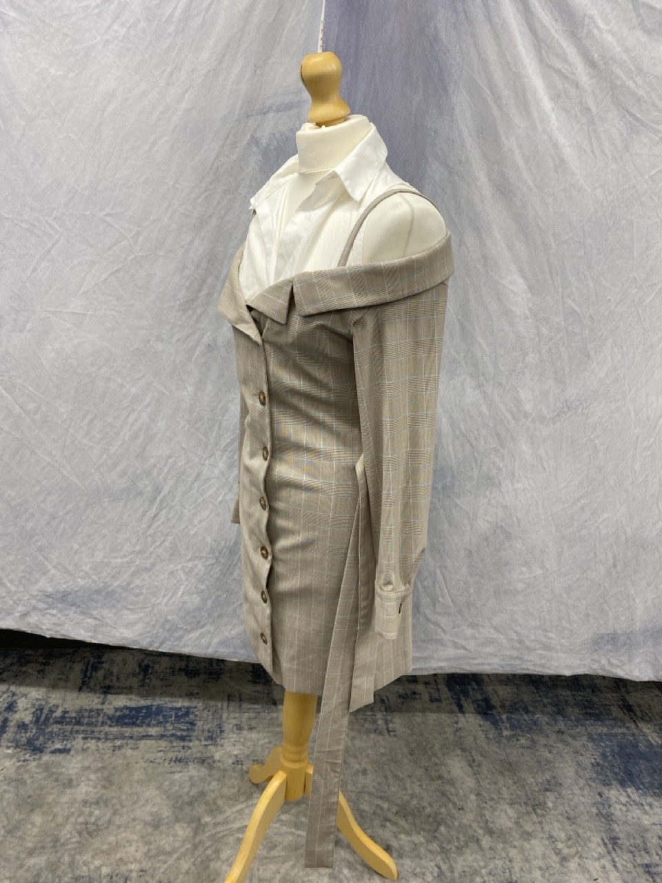 Lot 141  
            Edinburgh SR20 - Delivery Only 

                
MAJE 2-IN-1 BLAZER DRESS IN BEIGE POLYESTER SIZE 1: LOCATION - RAIL 2