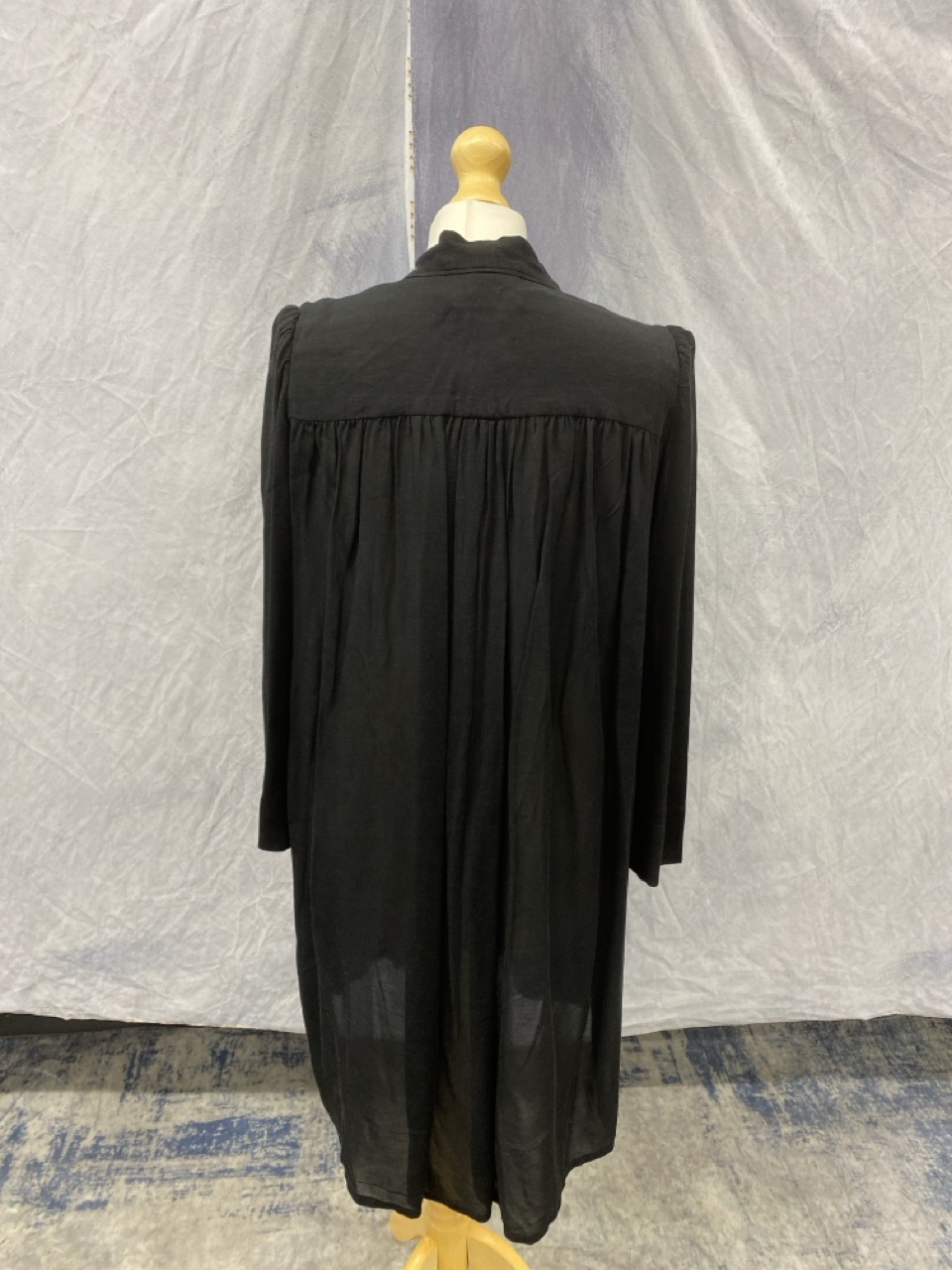 Lot 142  
            Edinburgh SR20 - Delivery Only 

                
ISABEL MARANT SHIRT IN BLACK CUPRO SIZE 40: LOCATION - RAIL 2