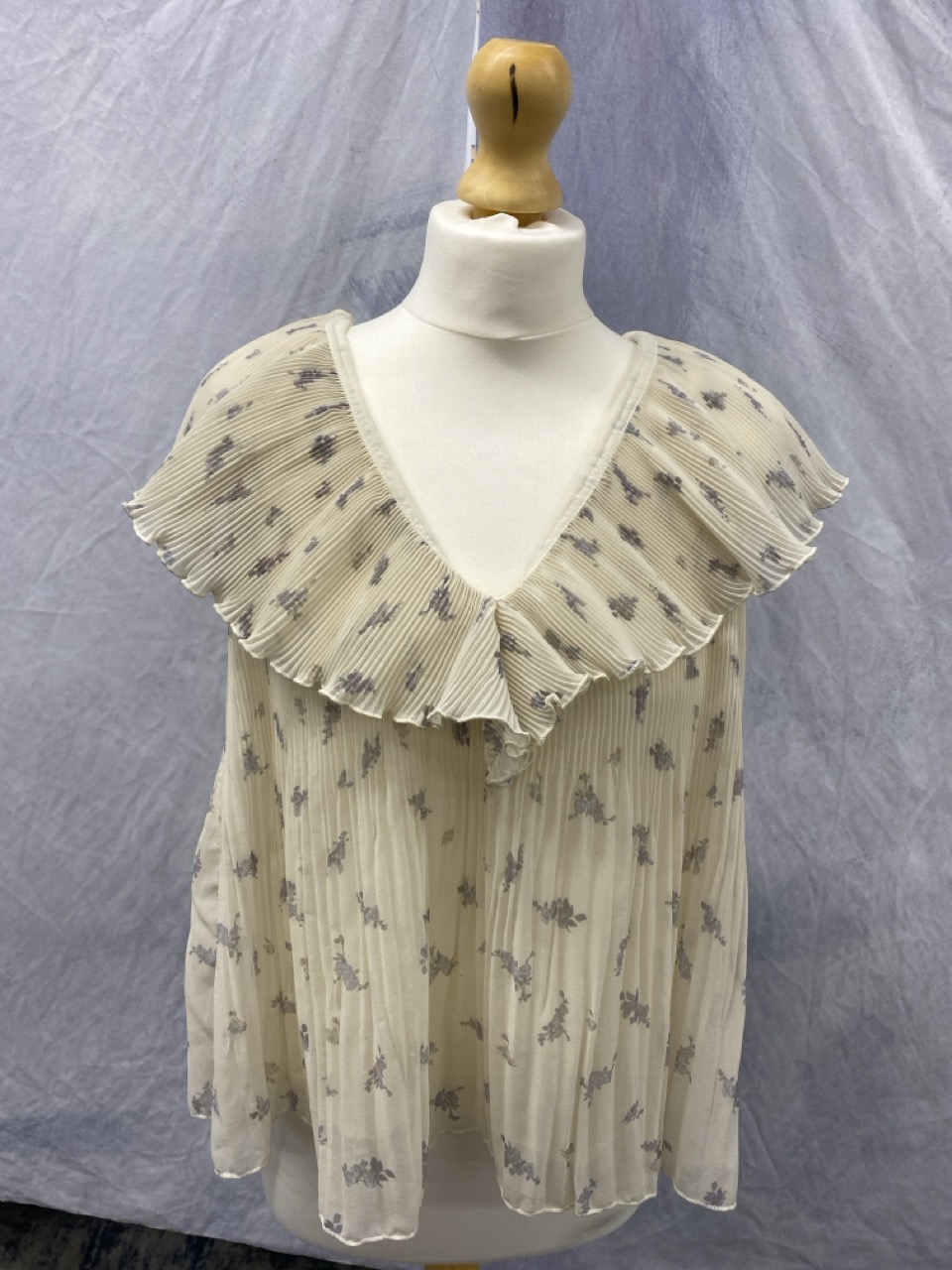 Lot 143  
            Edinburgh SR20 - Delivery Only 

                
GANNI PLEATED V-NECK BLOUSE IN CREAM RECYCLED POLYESTER SIZE 38: LOCATION - RAIL 2