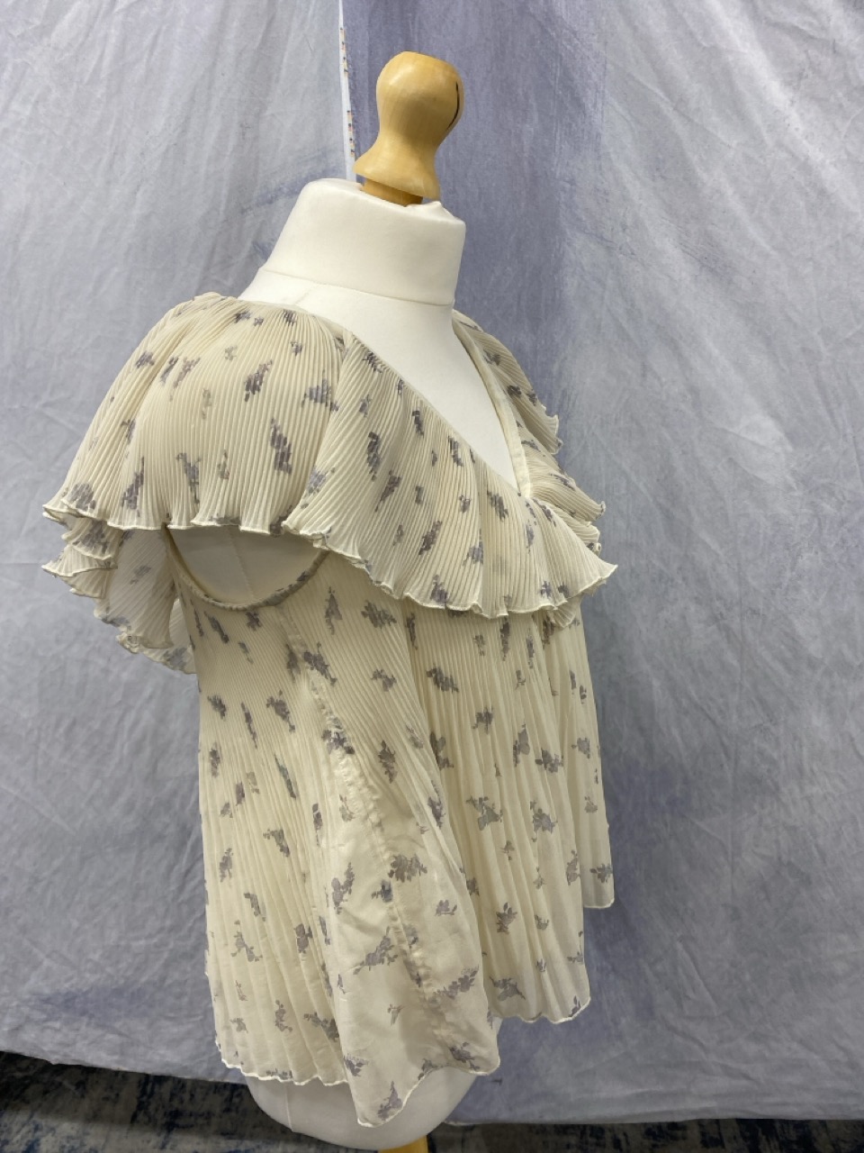 Lot 143  
            Edinburgh SR20 - Delivery Only 

                
GANNI PLEATED V-NECK BLOUSE IN CREAM RECYCLED POLYESTER SIZE 38: LOCATION - RAIL 2