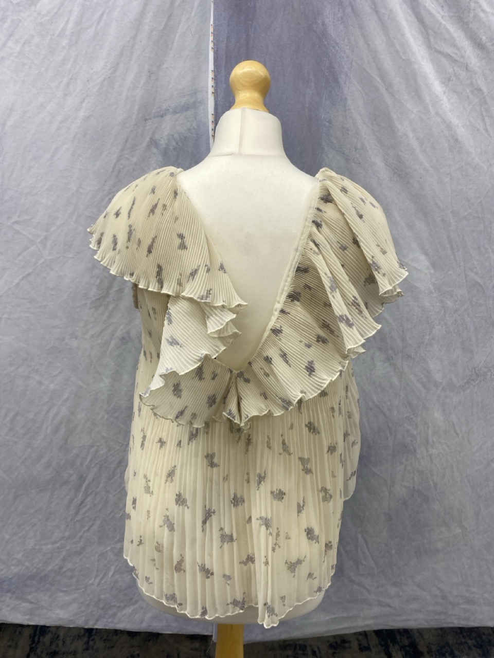 Lot 143  
            Edinburgh SR20 - Delivery Only 

                
GANNI PLEATED V-NECK BLOUSE IN CREAM RECYCLED POLYESTER SIZE 38: LOCATION - RAIL 2
