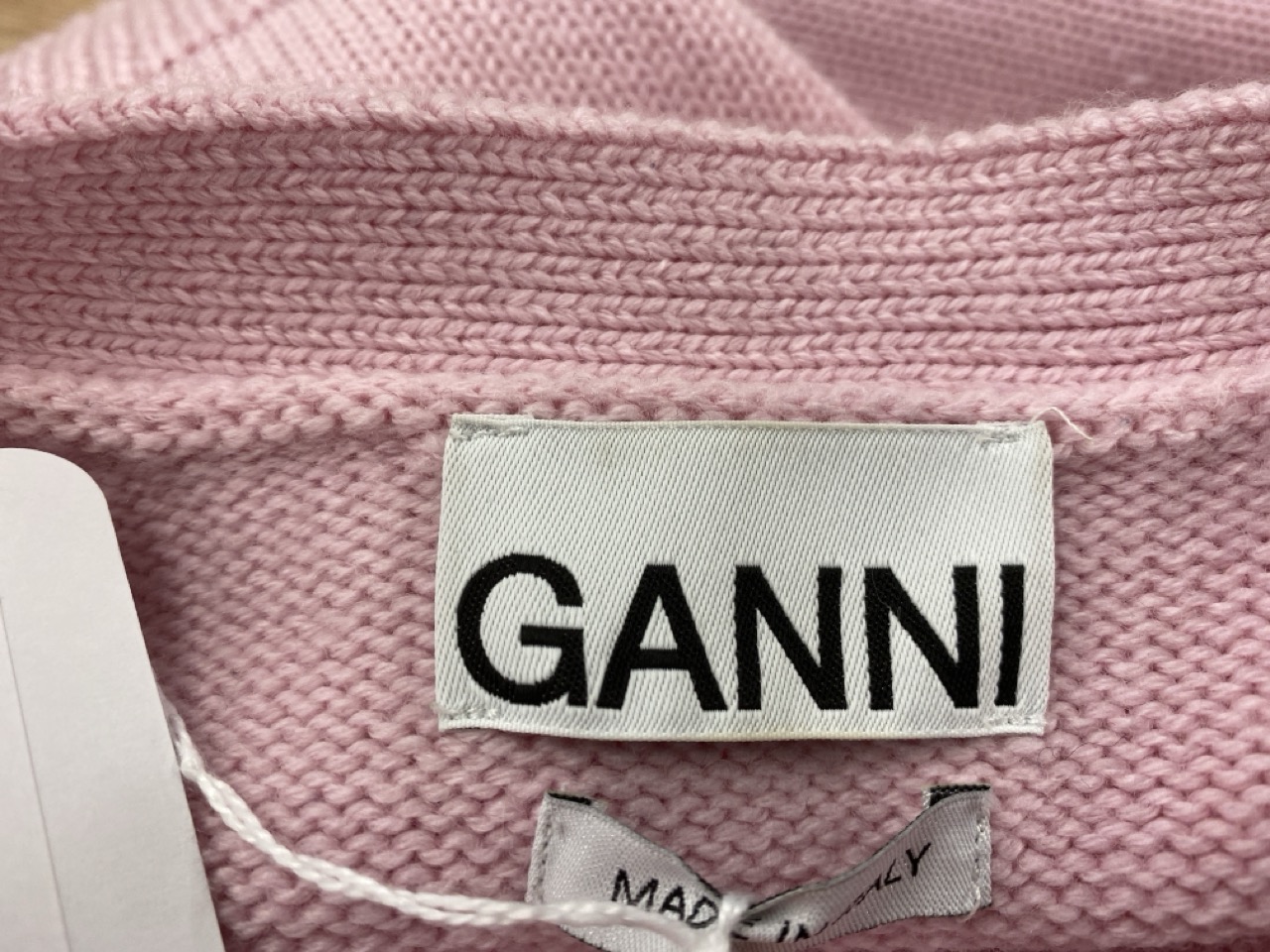 Lot 144  
            Edinburgh SR20 - Delivery Only 

                
GANNI PINK CARDIGAN SIZE S: LOCATION - RAIL 2