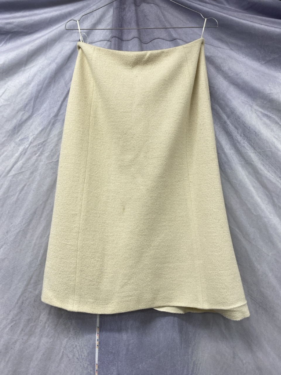 Lot 145  
            Edinburgh SR20 - Delivery Only 

                
MOSCHINO PENCIL SKIRT IN CREAM WOOL SIZE UK 8: LOCATION - RAIL 2