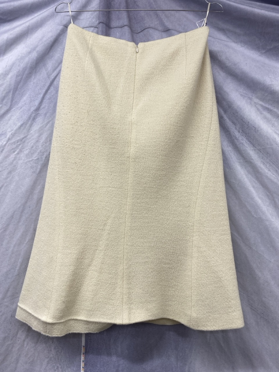 Lot 145  
            Edinburgh SR20 - Delivery Only 

                
MOSCHINO PENCIL SKIRT IN CREAM WOOL SIZE UK 8: LOCATION - RAIL 2