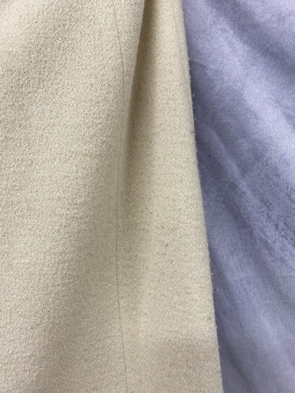 Lot 145  
            Edinburgh SR20 - Delivery Only 

                
MOSCHINO PENCIL SKIRT IN CREAM WOOL SIZE UK 8: LOCATION - RAIL 2