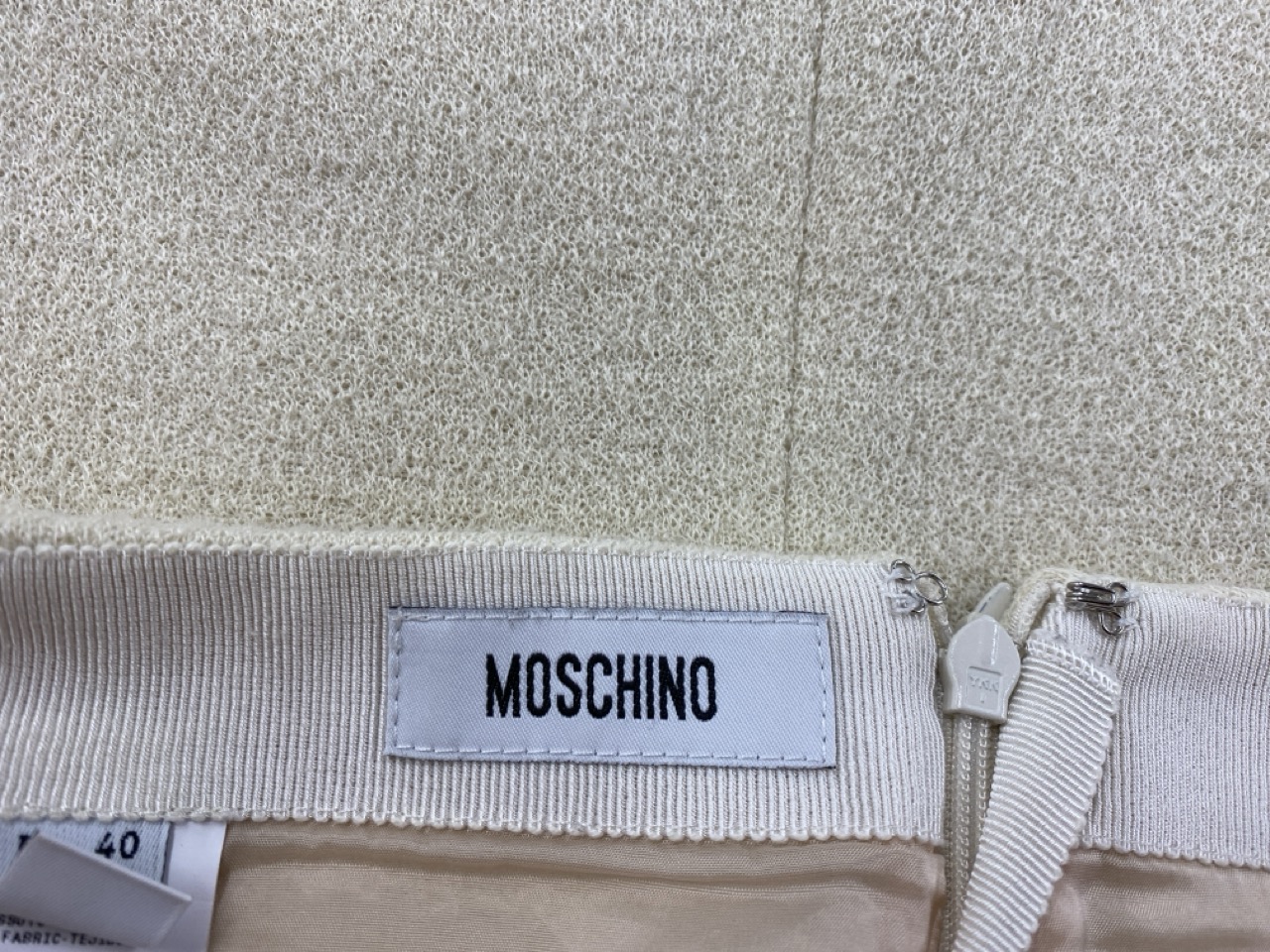 Lot 145  
            Edinburgh SR20 - Delivery Only 

                
MOSCHINO PENCIL SKIRT IN CREAM WOOL SIZE UK 8: LOCATION - RAIL 2