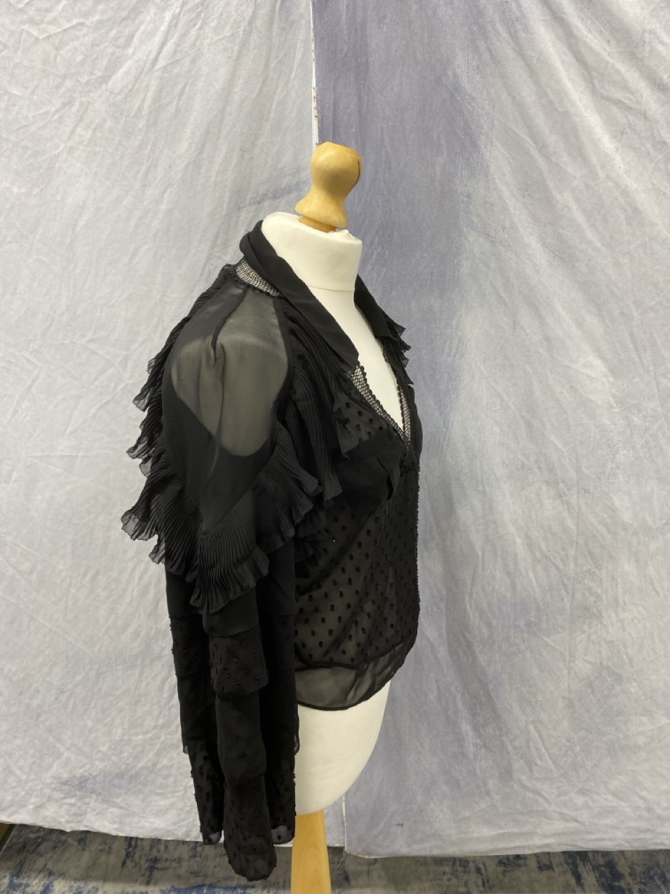 Lot 146  
            Edinburgh SR20 - Delivery Only 

                
SELF-PORTRAIT V-NECK LONG SLEEVE BLOUSE IN BLACK POLYESTER SIZE UK 4: LOCATION - ...