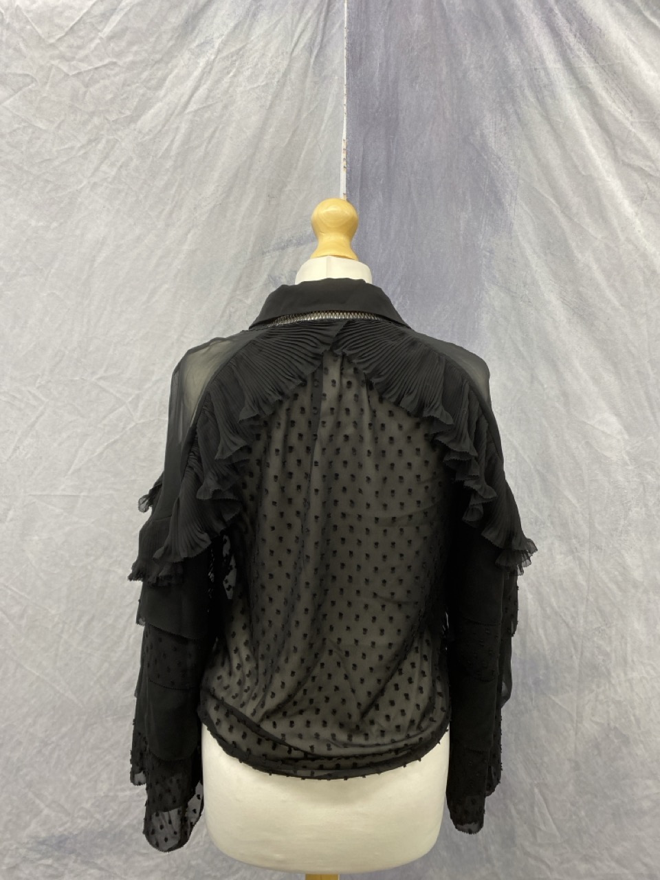 Lot 146  
            Edinburgh SR20 - Delivery Only 

                
SELF-PORTRAIT V-NECK LONG SLEEVE BLOUSE IN BLACK POLYESTER SIZE UK 4: LOCATION - ...