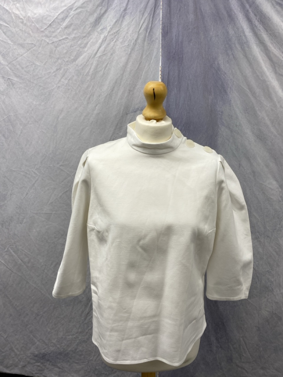 Lot 148  
            Edinburgh SR20 - Delivery Only 

                
BA&SH PIZ PLEAT SLEEVE TOP IN IVORY COTTON SIZE 3: LOCATION - RAIL 2