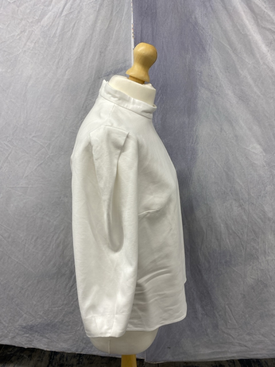 Lot 148  
            Edinburgh SR20 - Delivery Only 

                
BA&SH PIZ PLEAT SLEEVE TOP IN IVORY COTTON SIZE 3: LOCATION - RAIL 2