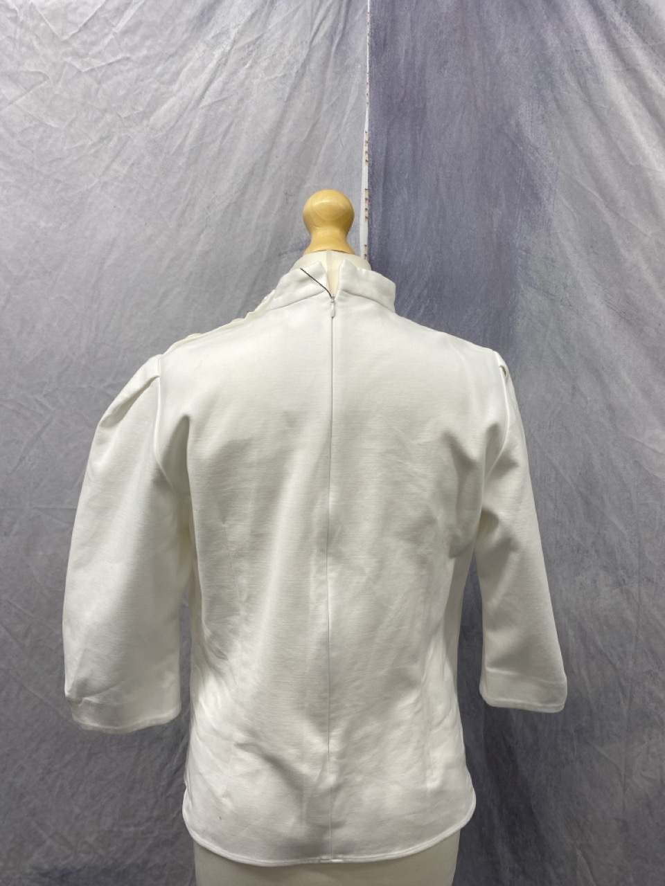 Lot 148  
            Edinburgh SR20 - Delivery Only 

                
BA&SH PIZ PLEAT SLEEVE TOP IN IVORY COTTON SIZE 3: LOCATION - RAIL 2