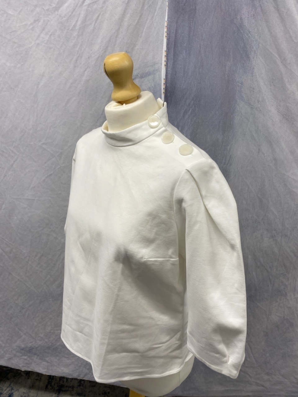 Lot 148  
            Edinburgh SR20 - Delivery Only 

                
BA&SH PIZ PLEAT SLEEVE TOP IN IVORY COTTON SIZE 3: LOCATION - RAIL 2