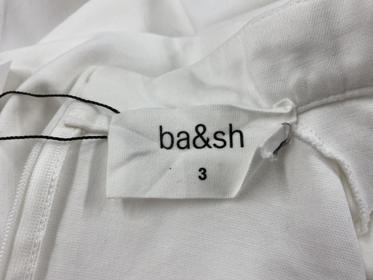 Lot 148  
            Edinburgh SR20 - Delivery Only 

                
BA&SH PIZ PLEAT SLEEVE TOP IN IVORY COTTON SIZE 3: LOCATION - RAIL 2