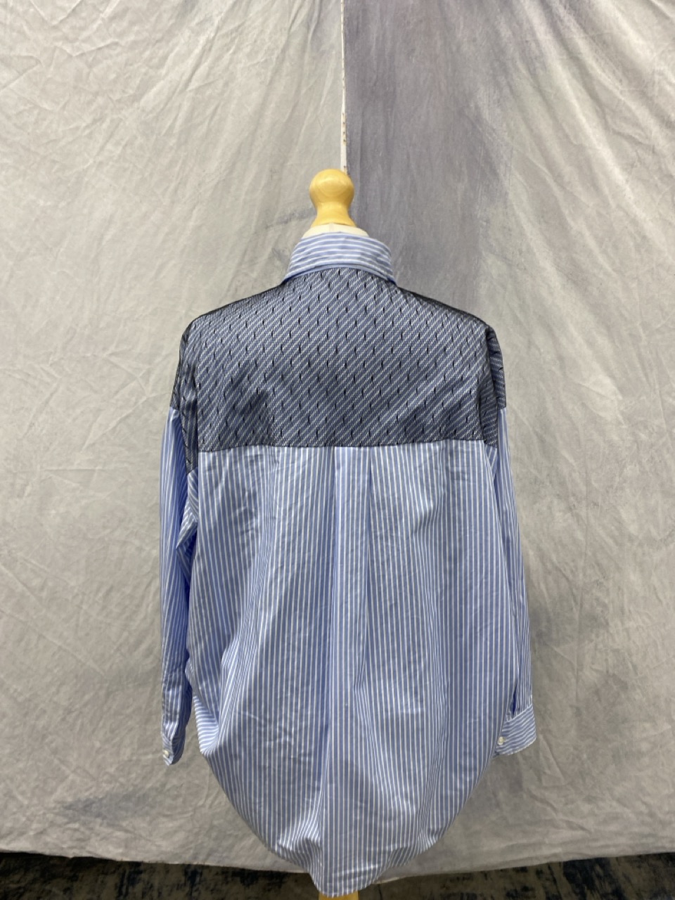 Lot 149  
            Edinburgh SR20 - Delivery Only 

                
RED VALENTINO MESH OVERLAY STRIPED BUTTON DOWN SHIRT IN LIGHT BLUE COTTON SIZE 44...