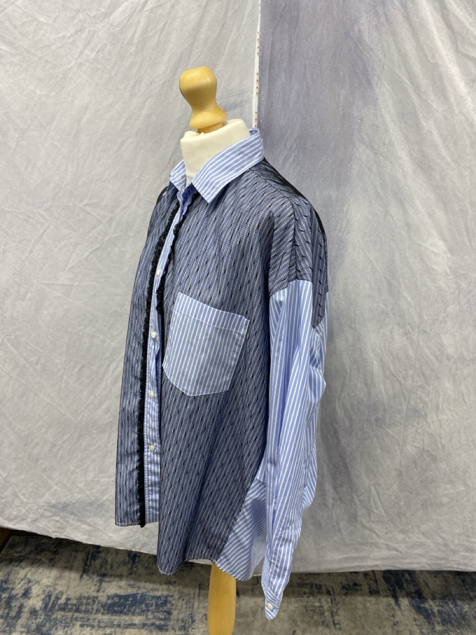 Lot 149  
            Edinburgh SR20 - Delivery Only 

                
RED VALENTINO MESH OVERLAY STRIPED BUTTON DOWN SHIRT IN LIGHT BLUE COTTON SIZE 44...