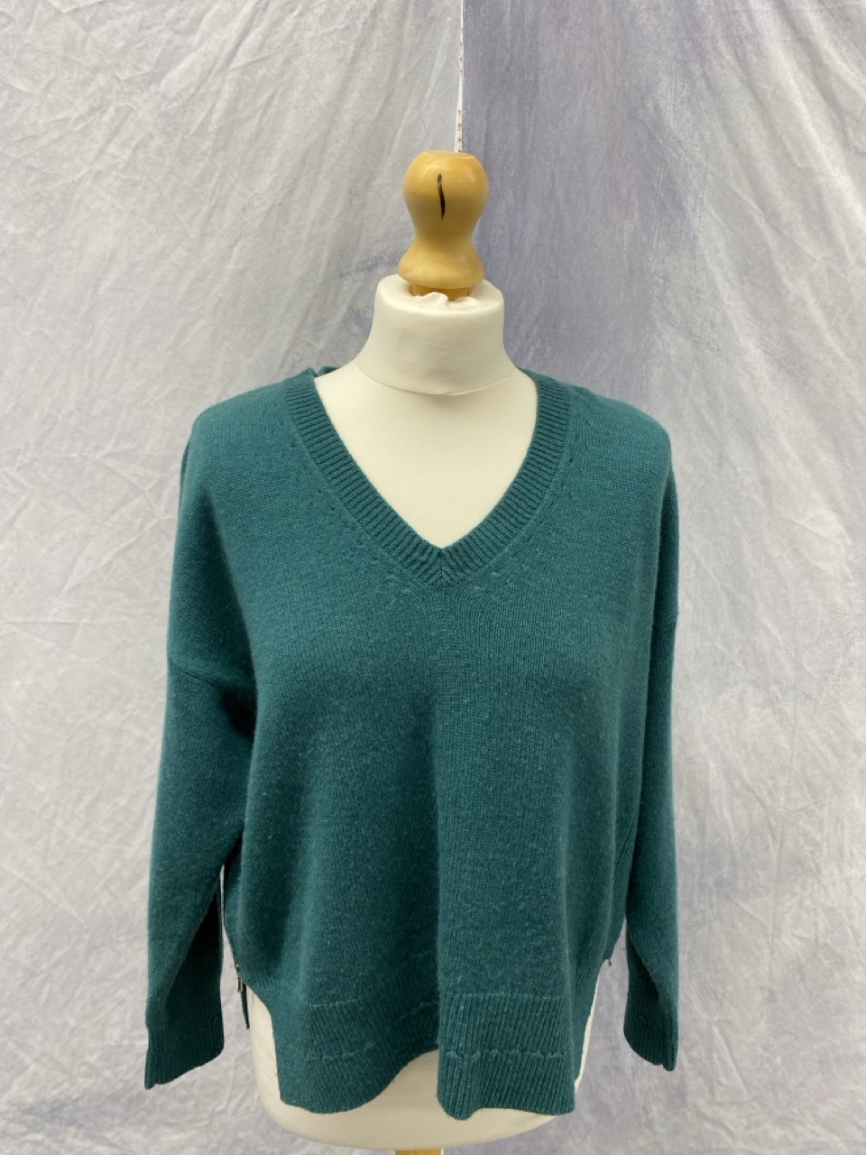 Lot 150  
            Edinburgh SR20 - Delivery Only 

                
BA&SH V-NECK KNIT SWEATER IN GREEN CASHMERE SIZE 1: LOCATION - RAIL 2