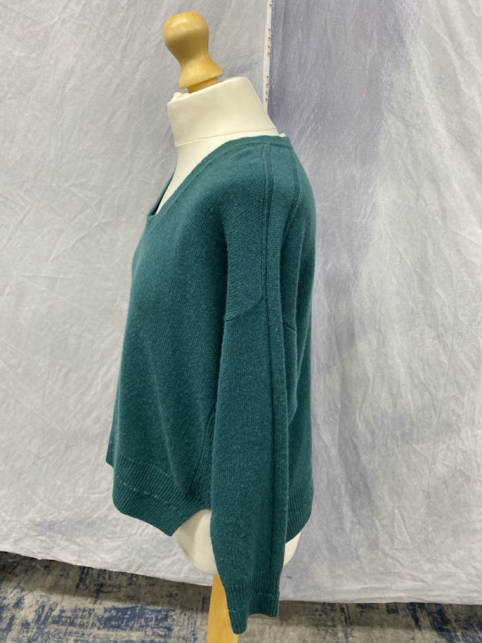 Lot 150  
            Edinburgh SR20 - Delivery Only 

                
BA&SH V-NECK KNIT SWEATER IN GREEN CASHMERE SIZE 1: LOCATION - RAIL 2