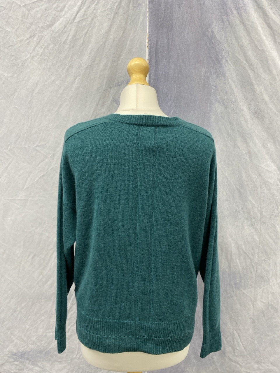 Lot 150  
            Edinburgh SR20 - Delivery Only 

                
BA&SH V-NECK KNIT SWEATER IN GREEN CASHMERE SIZE 1: LOCATION - RAIL 2