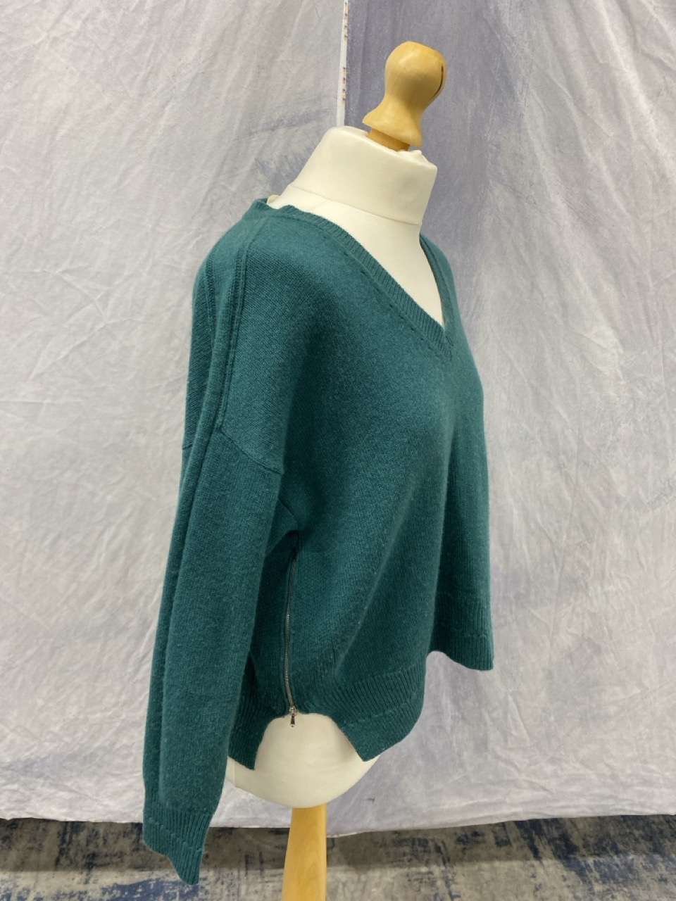 Lot 150  
            Edinburgh SR20 - Delivery Only 

                
BA&SH V-NECK KNIT SWEATER IN GREEN CASHMERE SIZE 1: LOCATION - RAIL 2