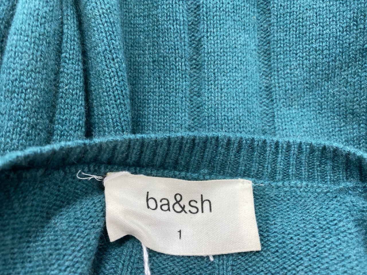 Lot 150  
            Edinburgh SR20 - Delivery Only 

                
BA&SH V-NECK KNIT SWEATER IN GREEN CASHMERE SIZE 1: LOCATION - RAIL 2