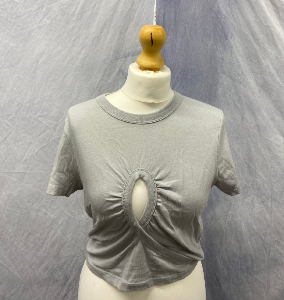 Lot 151  
            Edinburgh SR20 - Delivery Only 

                
ALEXANDER WANG FRONT CUT-OUT T-SHIRT IN GREY COTTON SIZE S: LOCATION - RAIL 2
