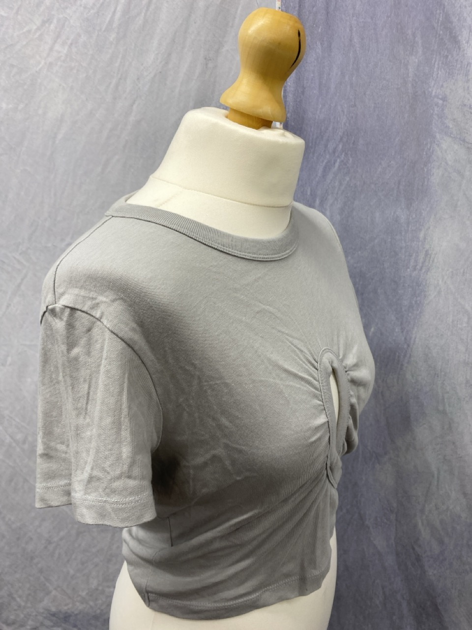 Lot 151  
            Edinburgh SR20 - Delivery Only 

                
ALEXANDER WANG FRONT CUT-OUT T-SHIRT IN GREY COTTON SIZE S: LOCATION - RAIL 2